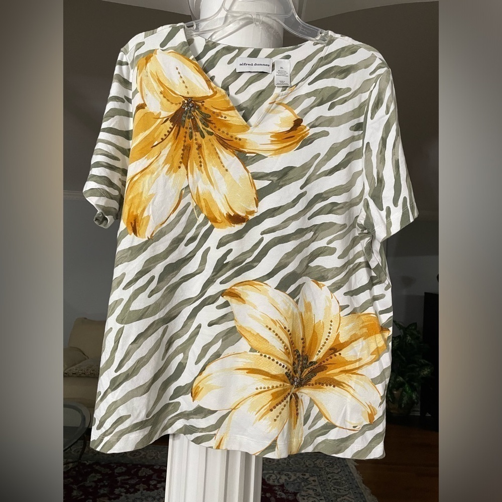 Alfred Dunner women’s Call of the wild top olive white yellow flower and detail